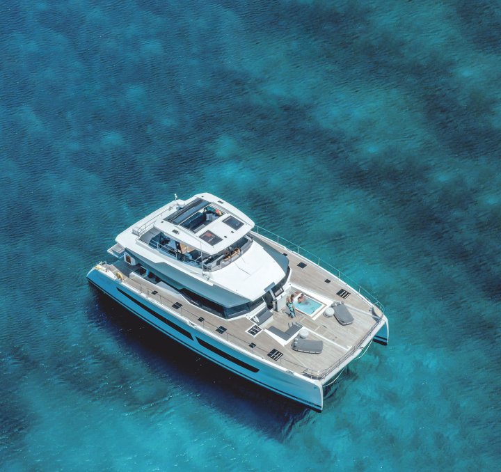 fountaine-pajot-power-67-anchoring-05-b_sm.jpg